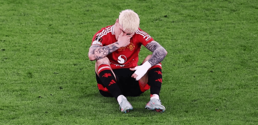 بسبب ما فعله داخل محل وشم... نجم مانشستر يونايتد يغضب جمهور ناديه (صورة)