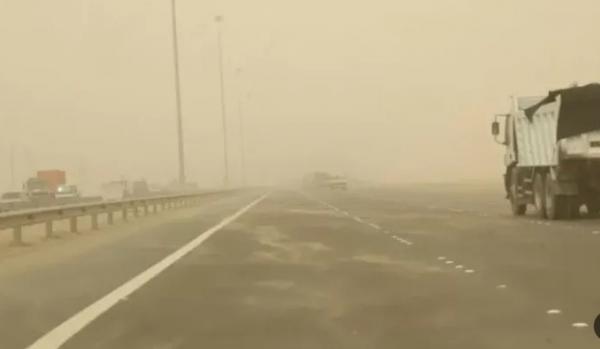 الدوريات الخارجية: استئناف الحركة المرورية على الطريق الصحراوي بالاتجاهين بعد زوال الموجة الترابية