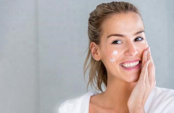 روتين صباحي مثالي للبشرة الحساسة: خطوات بسيطة لبداية مريحة