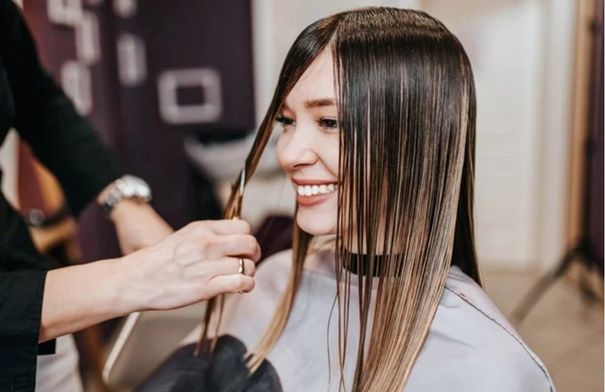 قصّ الشعر: مبلّل أم جاف؟ أيّهما أفضل؟