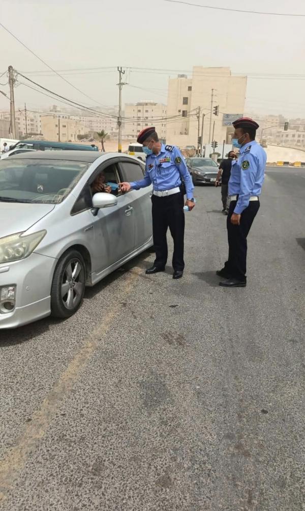 الكرك: حملة لتوزيع الكمامات بسبب الغبار