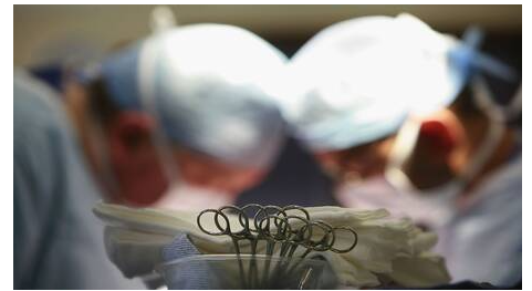 فريق طبي مصري يستخرج هاتفا من معدة مريض