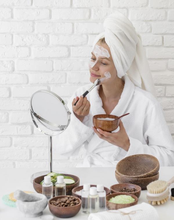 أفضل روتين طبيعي لتفتيح البشرة بطرق آمنة وفعّالة في المنزل