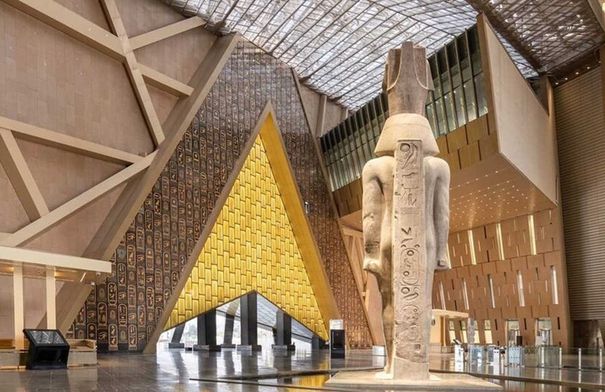 مصر تكشف حقيقة فيديو ميسي وصلاح بالمتحف الكبير