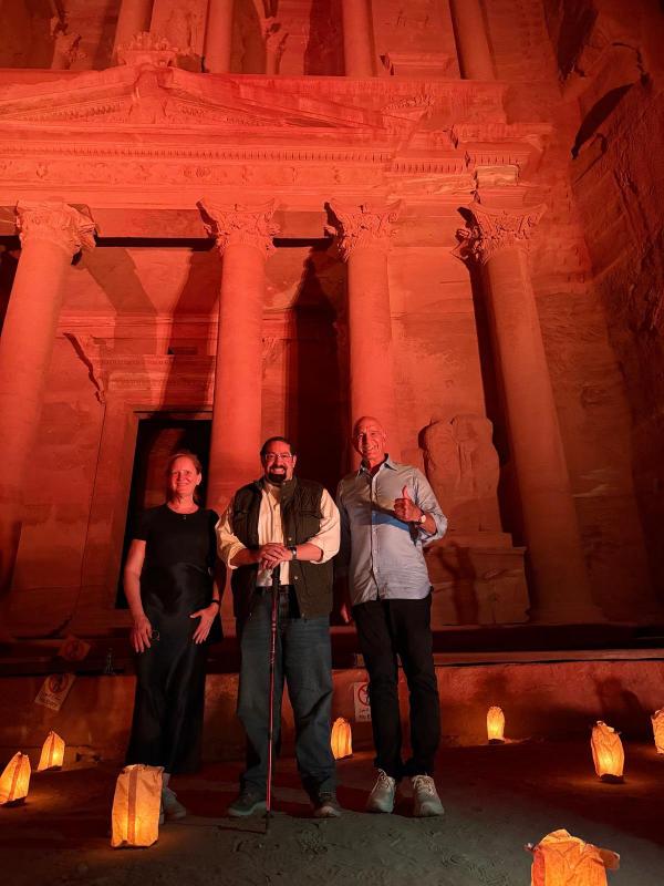 المبعوث الأمريكي لسوريا يتأمل تاريخ الأنباط بين السيق والخزنة