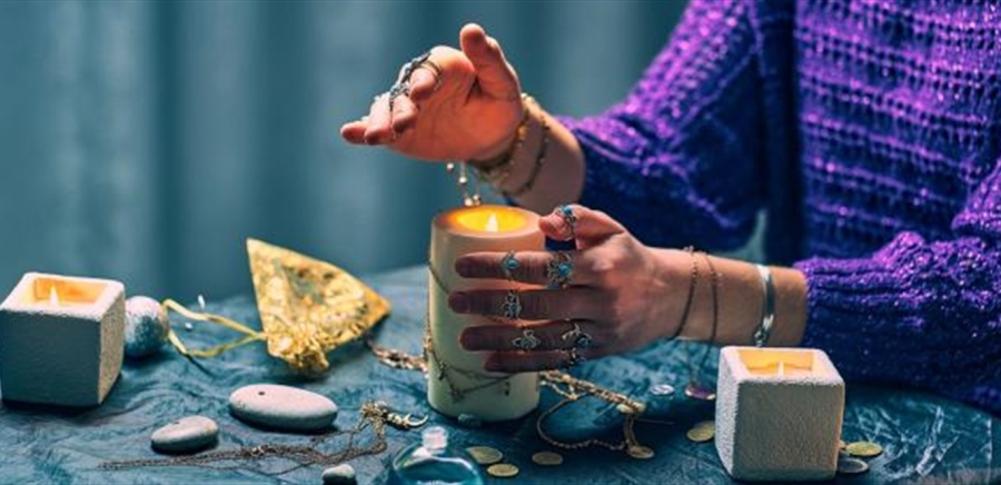 مداهمة منزل مشعوذة في بلدٍ عربيّ... ما الذي عُثِرَ عليه داخل بيتها؟