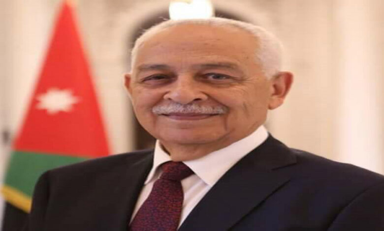 العيسوي ينقل تمنيات الملك وولي العهد بالشفاء لأبو كركي والحمادنة