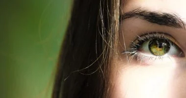 4 زيوت طبيعية تساعد على تكثيف الرموش وتطويلها.. بخطوات بسيطة وسهلة