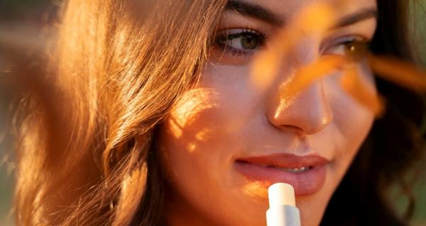 حلول سريعة لتشقق الشفاه .. كيف تستعيدين جمال ابتسامتكِ؟