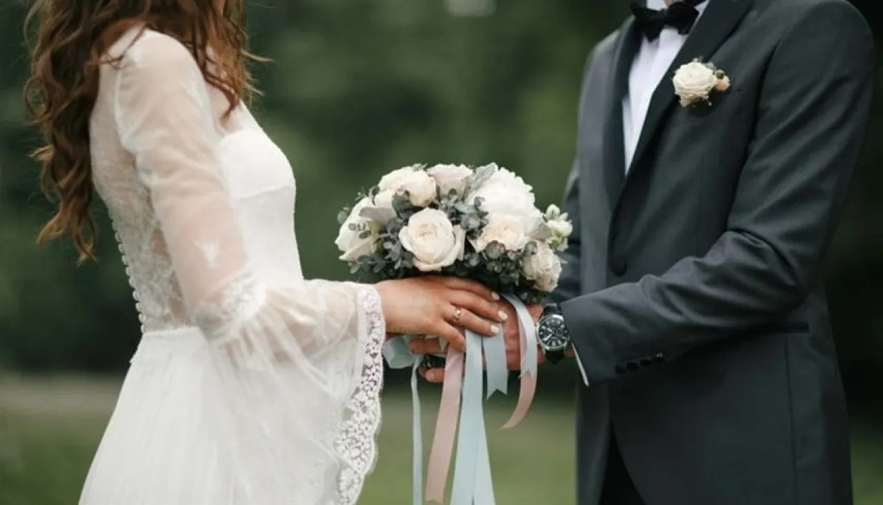 أغرب شكوى عمل.. شركة تحقق مع عروس لم تدُع زميلتها لحفل زفافها