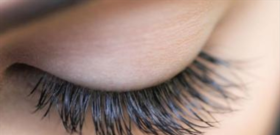 زيوت سحرية لرموش أطول وأكثر كثافة... بطريقة طبيعية وآمنة