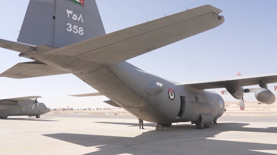 بالصور...القوات المسلحة الأردنية تنفذ إنزالاً جوياً جديداً إلى غزة