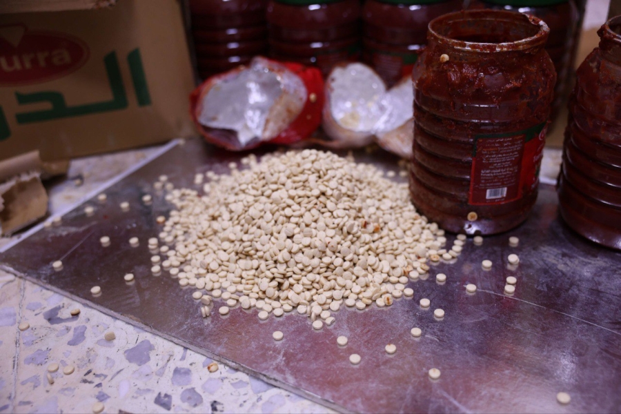 السلطات السورية تعلن ضبط شحنة كبيرة من حبوب الكبتاغون المخدرة في درعا