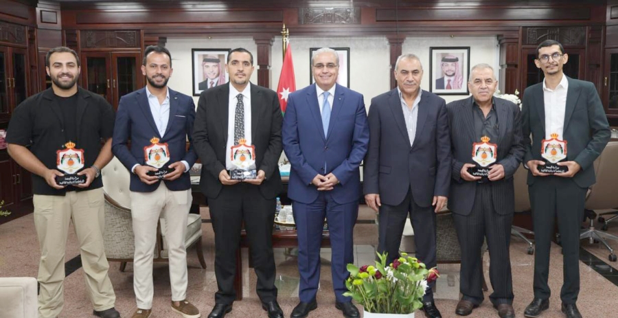 وزير الصحة يكرم فريقًا طبيًا على نجاح عملية زراعة طرف مبتور لطفلة