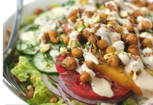 طريقة عمل سلطة الحمص بالطحينة