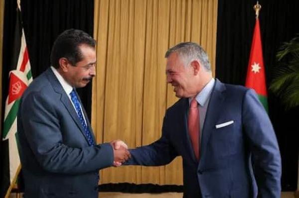 خلال اتصال هاتفي...الملك يطمئن على صحة الحجايا مستشاره السابق