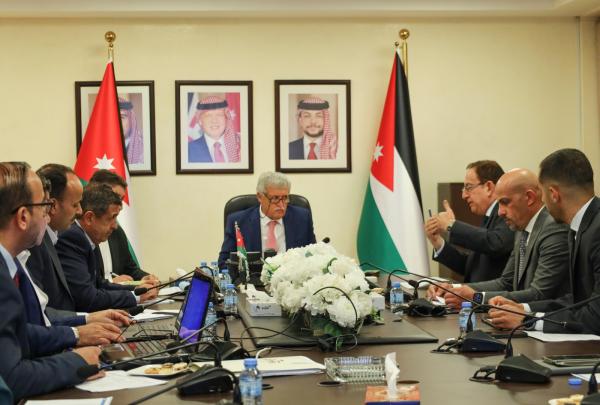 وزير النقل يؤكد أهمية تسريع ترخيص وتشغيل مطار عمان المدني