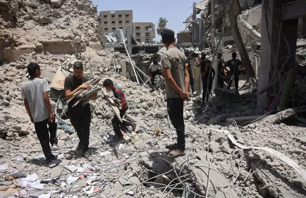 انتشال جثمان صحفية بغزة بعد 44 يوما على قصف منزلها