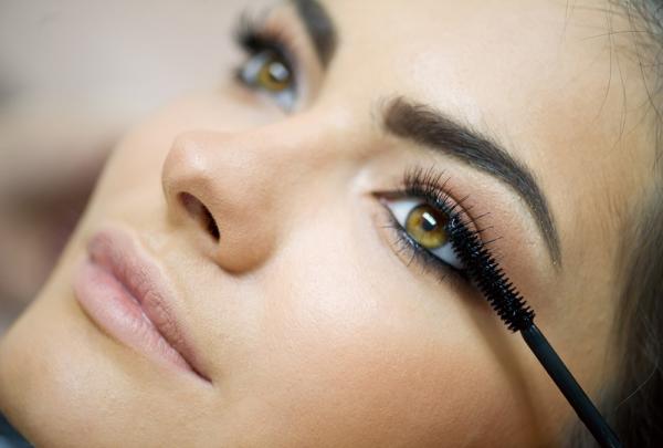 رفع الرموش .. تقنية تمنح عينيك جاذبية دون عناء