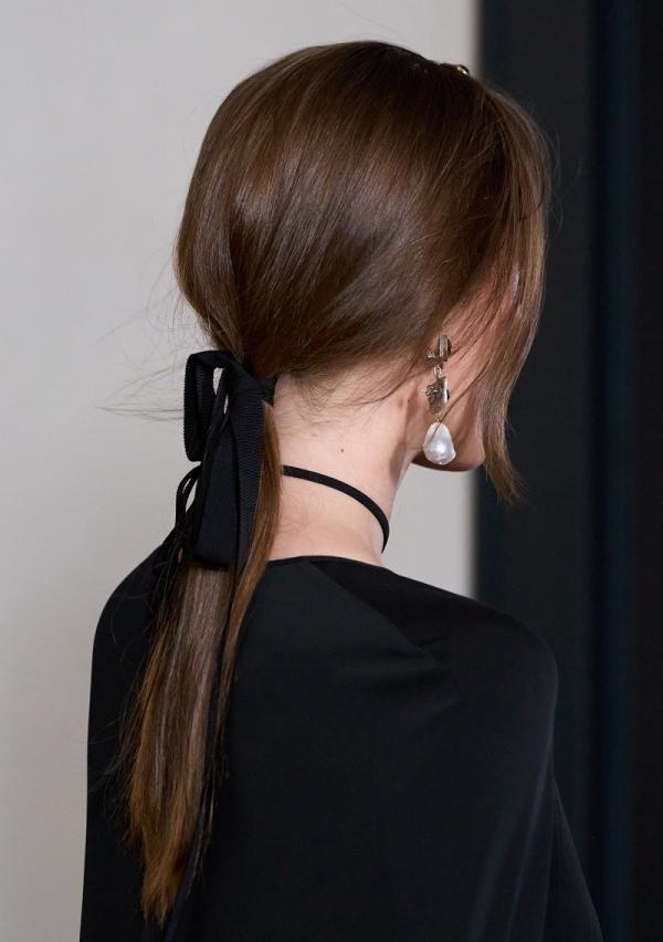 تسريحات شعر بسيطة في دقائق: لمسة أنثوية سريعة تعكس أناقتك