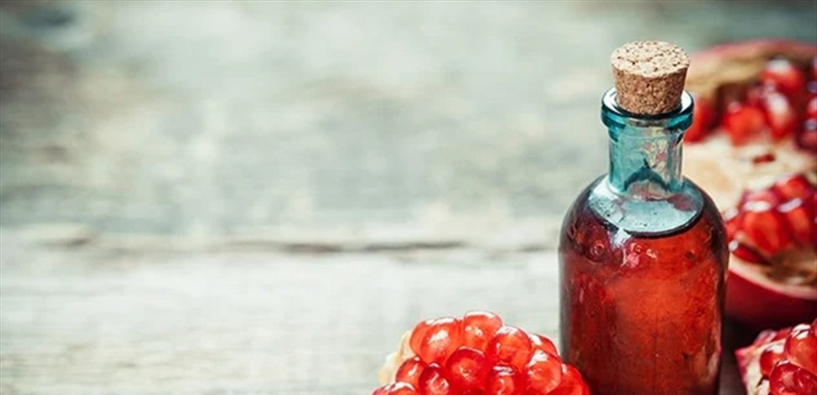 بوتوكس طبيعي.. هذا ما يفعله زيت بذور الرمان ببشرتك!