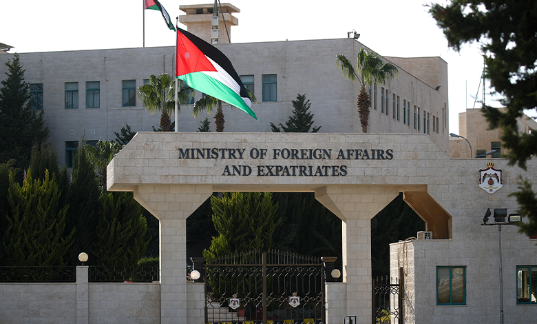 الخارجية تتابع وفاة أردني وإصابة 4 من عائلة واحدة في حادث سير على طريق درعا