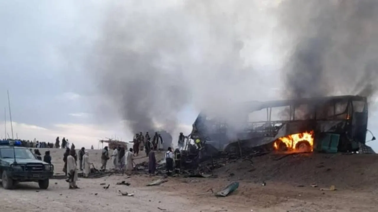 وفاة 71 شخصاً بينهم أطفال في حادث سير بغرب أفغانستان