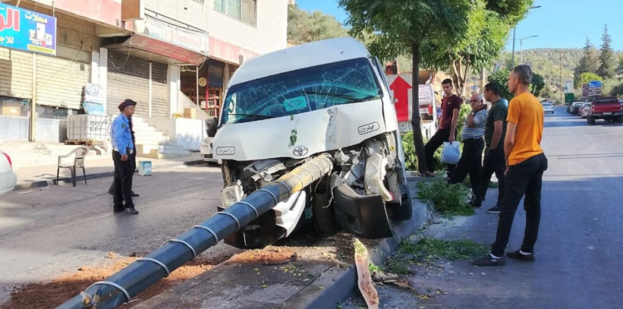 إصابات بحادث اصطدام حافلة عمومية بعمود كهرباء في عجلون