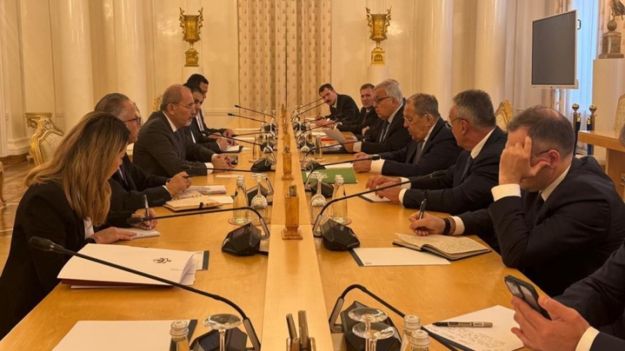 وزير الخارجية ونظيره الروسي يعقدان مباحثات موسعة في موسكو