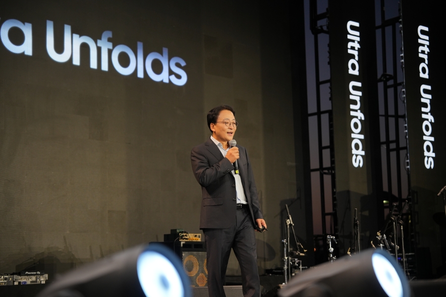 من شاشة إلى مساعد شخصي: كيف تعيد سامسونج إلكترونيكس تعريف الهواتف القابلة للطي