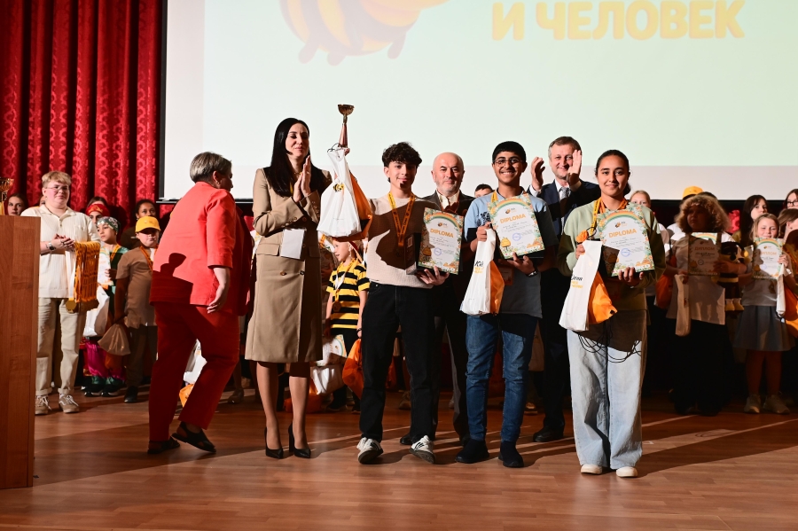 إنجاز أردني جديد..مناحل عسل الشماعين تحصل على المركز الثالث عالميًا في مسابقة النحّال الصغير في موسكو