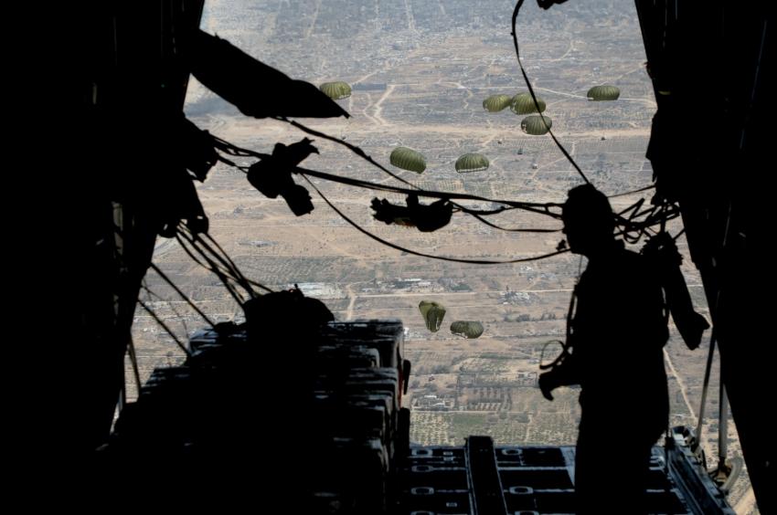 الأردن يواصل إيصال المساعدات إلى غزة عبر إنزالات جوية جديدة