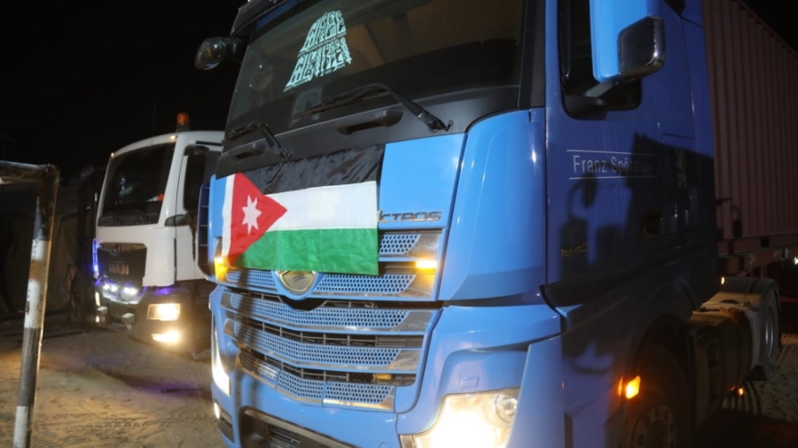 القوات المسلحة تسيّر قافلة مساعدات تضم 19 شاحنة للمستشفيين الميدانيين في غزة