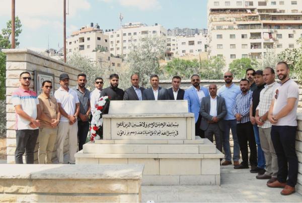 وفد من المستشفى الميداني يزور مقبرة الشهداء الأردنيين في نابلس