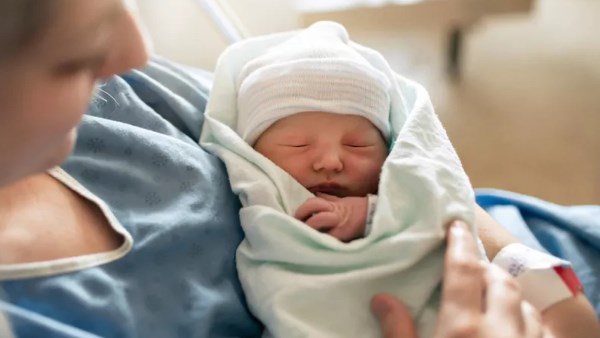 الولادة المائية تغري الأمهات وتقلق الأطباء