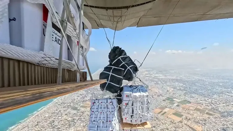 أكثر من 4 آلاف طن من المساعدات الإماراتية في الإنزال 77