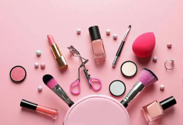 حيل ذكية للحفاظ على مكياجك ثابتًا طوال اليوم