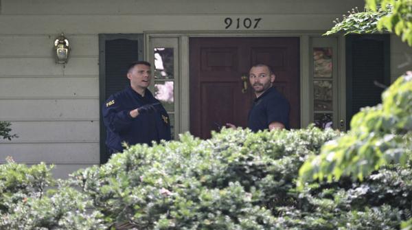 التحقيقات الفدرالية الأمريكية تداهم منزل جون بولتون ترامب يعلق لمراعلم بشيء