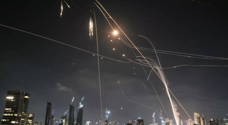 الاحتلال يعلق الملاحة في مطار بن غوريون إثر إطلاق صاروخ من اليمن