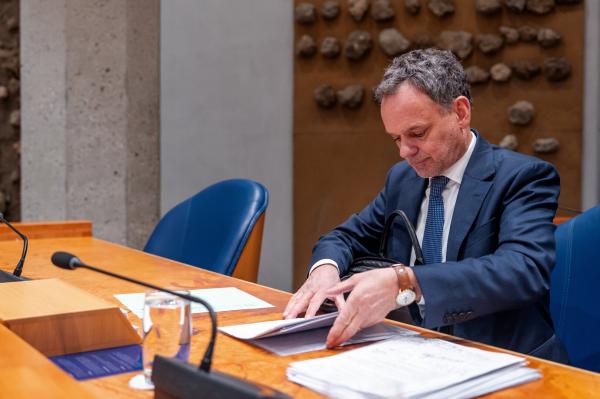 كاسبار فيلد يستقيل بسبب فشل فرض عقوبات ضد إسرائيل