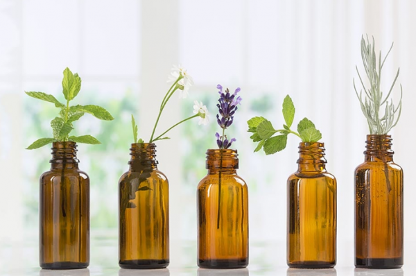 5 زيوت عطرية تُعيد لكِ الحيوية وتُقلل من التورم