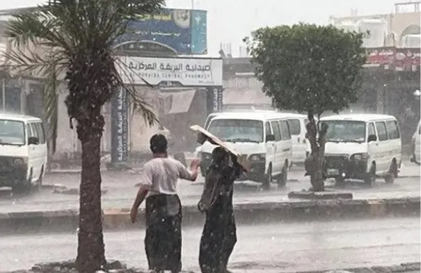 اليمن .. الأمطار تحاصر عدن ووفيات في شبوة وحضرموت
