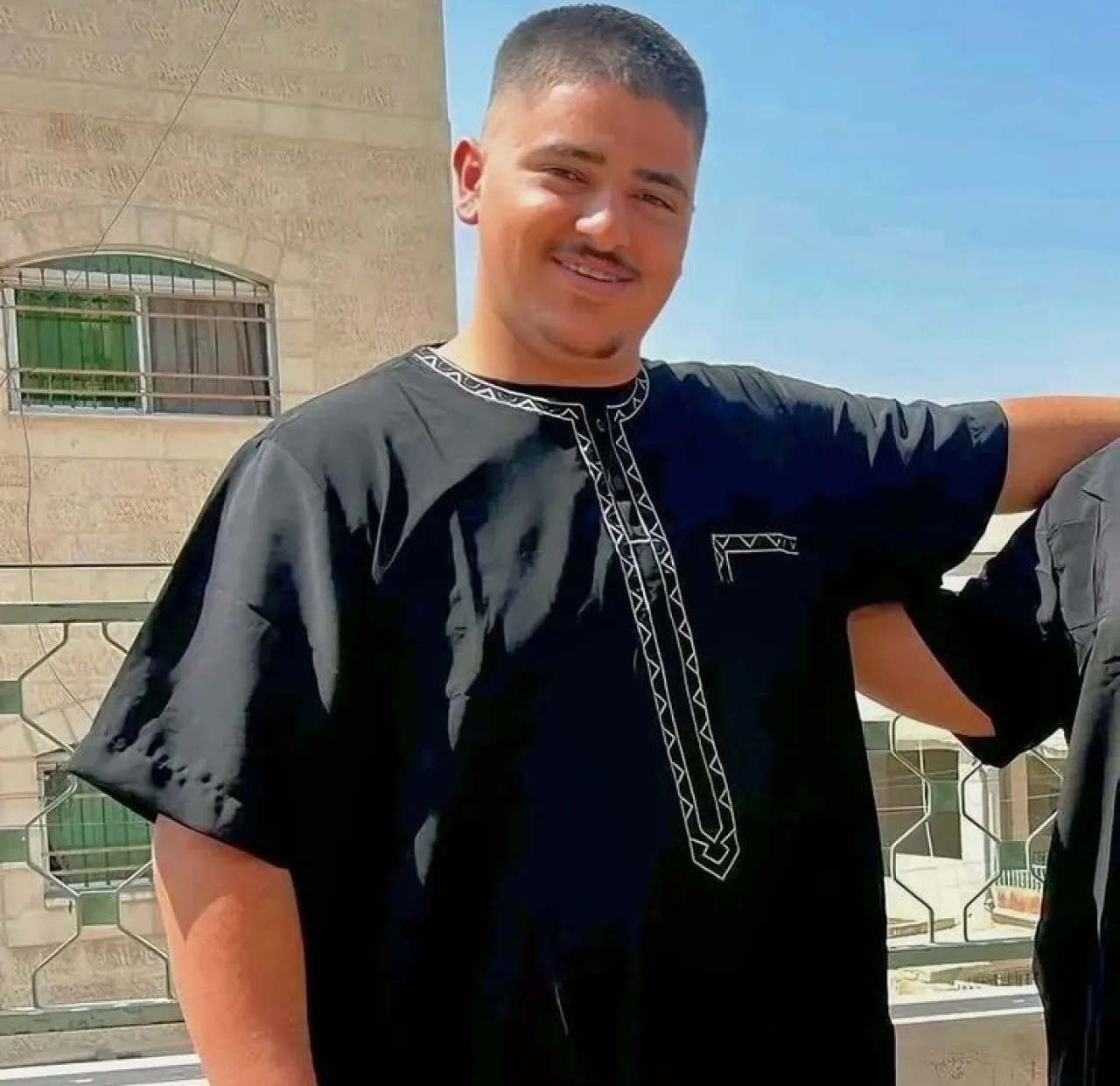 وفاة شاب بعد تعرضه للاعتداء بأداة حفر (درل) في الرقبة