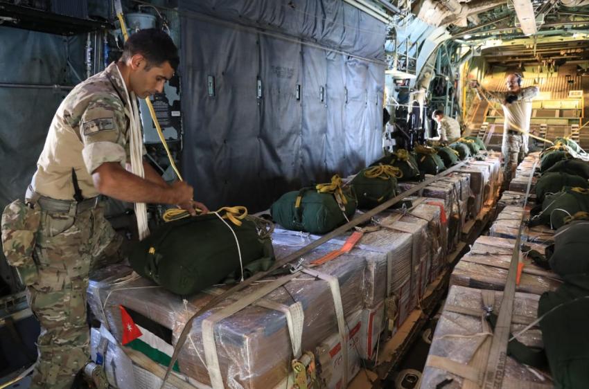 الأردن يواصل إيصال المساعدات إلى غزة عبر إنزالات جوية جديدة