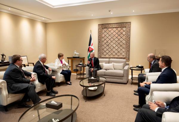 الملك يستقبل عضوي مجلسي الشيوخ والنواب الأميركي