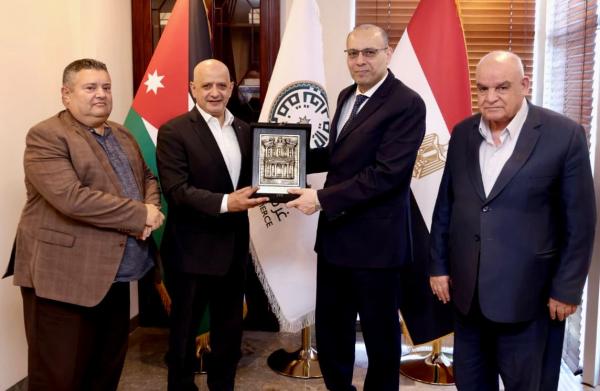 غرفة تجارة الأردن تكرّم السفير المصري تقديرًا لدعمه العلاقات الاقتصادية الثنائية