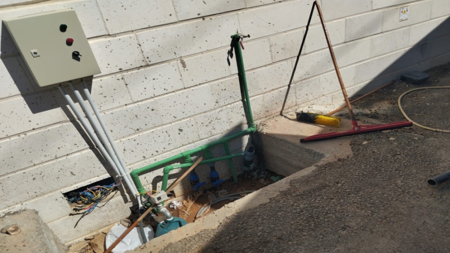 وزارة المياه تضبط مصنع يعتدي على خط ناقل في منطقة المفرق