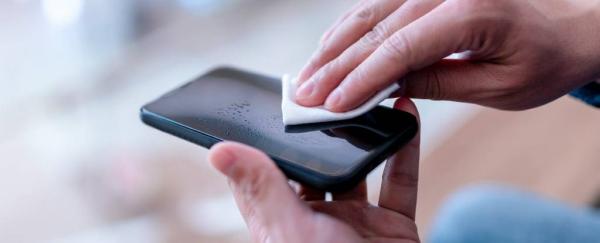 هاتفك مليء بالجراثيم .. إليك الطريقة الآمنة لتنظيفه