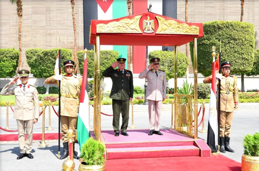 اللواء الركن الحنيطي يلتقي القائد العام للقوات المسلحة المصرية وزير الدفاع والإنتاج الحربي (صور)