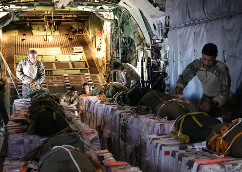 القوات المسلحة تنفذ إنزالًا جويًا لنحو 40 طنًا من المساعدات الإغاثية والغذائية في غزة